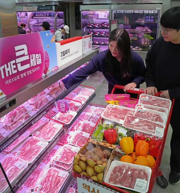롯데마트 제타플렉스 서울역점에서 캐나다산 삼겹살을 구매하는 고객의 모습 (사진=롯데쇼핑)