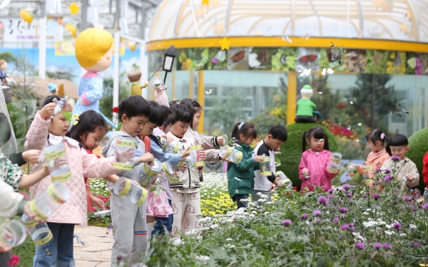 전남 함평 나비축제에서 어린이들이 '나비날리기'에 참여하고 있다.(사진=함평군)