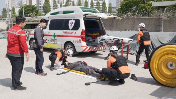 지난 25일 김포국제공항 공장동에서 이스타항공 임직원과 공항소방구조대가 중대산업재해 발생에 대비 중대재해 비상 대응 훈련을 진행하고 있다. (사진=이스타항공)