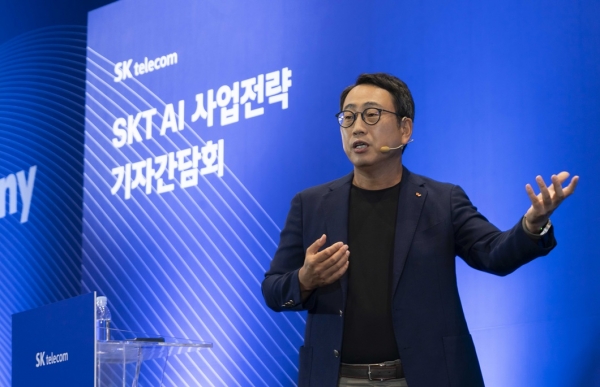 SKT 유영상 대표가 지난해 SK T타워 수펙스홀에서 열린 'SKT AI 사업전략 기자간담회'에서 키노트를 발표하고 있는 모습. (사진=SKT)