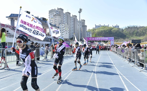 사진은 지난 4월 열린 제12회 김포한강마라톤에서 인라인 꿈나무들이 주행로를 함께 달리며 국제스케이트장 김포 유치를 응원하고 있다. (사진=김포시)