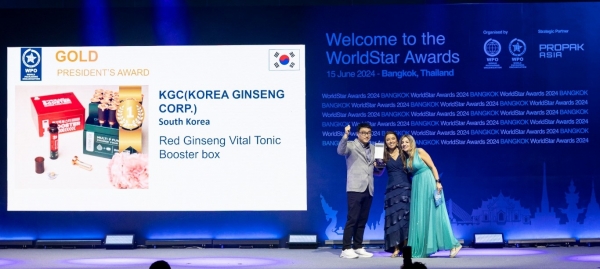 최근 태국에서 개최된 'WorldStar Packaging Awards 2024'에서 KGC인삼공사 관계자가 프레지던트 골드상을 수상하고 있다.(사진=KGC인삼공사)