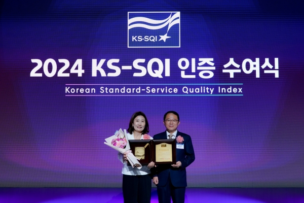 2024 한국서비스품질지수(KS-SQI) 인증 수여식에서 최영아 SKB 고객가치혁신담당(왼쪽)과 강명수 한국표준협회 회장이 기념사진을 촬영하고 있다. (사진=SKB)