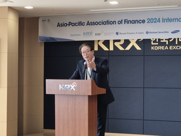 이명호 부산국제금융진흥원 원장이 10일 부산 BIFC에서 열린 'APAF(Asia Pacific Assoication of Finance) 국제학술대회'에서 축사하고 있다. (사진=김무종기자)