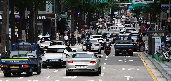 서울시청 인근 도로로 차량이 지나고 있다. (사진=연합뉴스)