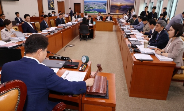 1일 오전 국회 국토교통위원회에서 열린 전세사기피해자 지원 및 주거 안정에 관한 특별법 일부개정법률안 등을 심의하는 국토법안심사소위원회 회의에서 국민의힘 소속 권영진 소위원장이 의사봉을 두드리고 있다. (사진=연합)