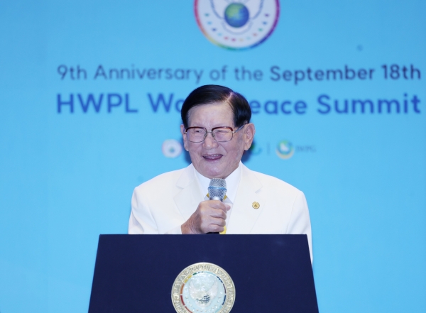 지난해 9월 18일 인천 영종도 그랜드 하얏트 인천 호텔에서 열린 HWPL 9.18 평화만국회의 9주년 기념식 평화지도자 콘퍼런스에서 이만희 대표가 인사말을 하고 있는 모습. (사진=HWPL)