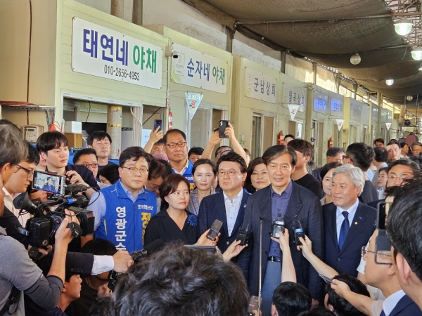 29일 조국혁신당 조국 대표가 전남 영광군 영광읍 터미널 인근 시장 상인들과 인사를 나눴다.(사진=임왕섭 기자)