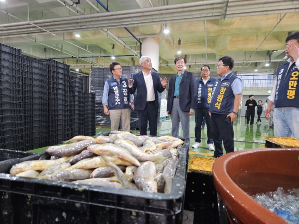 10일 조국혁신당 조국 대표가 전남 영광군 법성포를 방문해 4명의 경선후보자들과 함께 영광군수협 법성지점 위판장을 둘러보고 있다.(사진=임왕섭 기자]