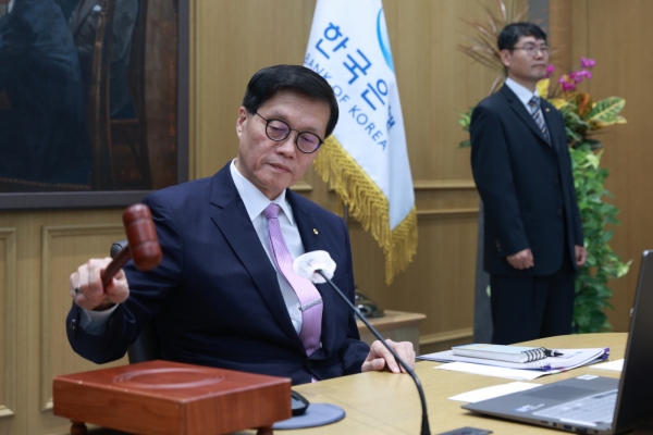 이창용 한국은행 총재가 11일 오전 서울 중구 한국은행에서 열린 금융통화위원회 본회의에서 의사봉을 두드리고 있다. (사진=한국은행)