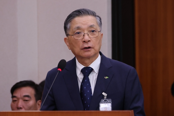 이한준 한국토지주택공사(LH) 사장이 10일 열린 국토교통위원회의 국정감사에서 답변하고 있다. (사진=연합)