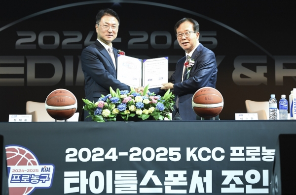 정재훈 KCC 대표와 이수광 KBL 총재가 프로농구 타이틀 스폰서 조인식 기념 촬영을 하고 있다.(사진=KCC)