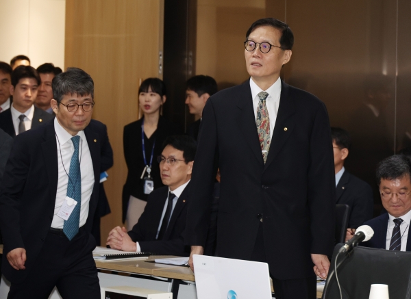 이창용 한국은행 총재가 14일 중구 한은 본점에서 열린 국회 기획재정위원회 국정감사에 입장하고 있다. (사진=연합뉴스)