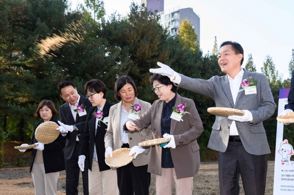 수원 정자동 청보리밭 둘레길 개방 및 보리씨 뿌리기 진행(사진=수원시)