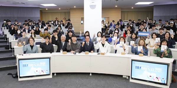 최대호 안양시장이 대림대에서 '안양학 특강'을 마치고 학생들과 기념촬영을 하고 있다. (사진=안양시)