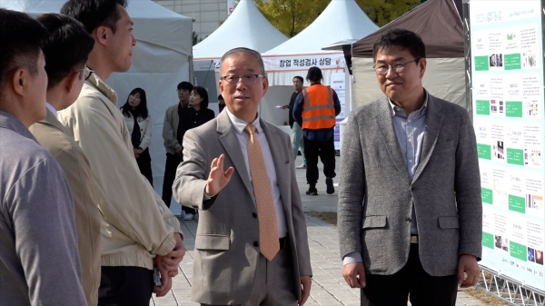 윤재웅 동국대학교 총장과 동국대 창업기술원 원장이 창업기업 홍보월을 둘러보고 있다.(사진=동국대학교)