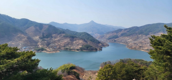 전남 광양시가 수려한 억불봉과 맑은 수어호 풍광을 즐길 수 있는 광양으로 떠날 것을 추천했다.(사진=광양시)