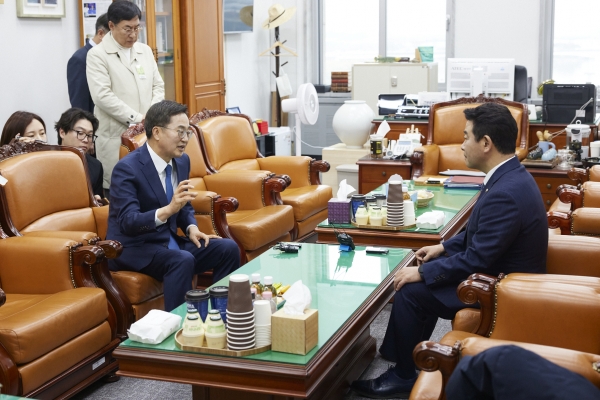 김동연 지사, 국회 박정 예결위원장 만나 국비확보 활동(사진=경기도)