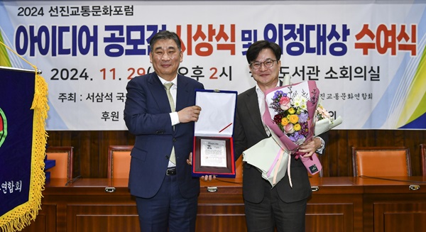 김병수 김포시장(오른쪽)이 골드라인 혼잡률 개선과 5호선 김포연장을 이끌어낸 성과 등을 인정받아 '2024년 협·단체장 100인이 선정한 선진교통문화 시정대상'을 수상했다. (사진=김포시)