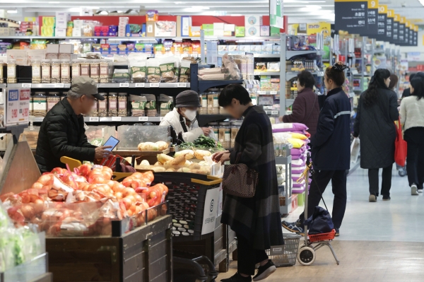 서울의 한 대형마트에서 장을 보는 시민들 모습. (사진=연합뉴스)