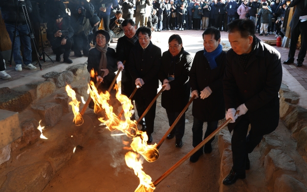 제53회 강진 청자축제가 열린 가운데 22일 오후 강진원 강진군수를 비롯한 주요 참석자들이 화목가마에 불을 지피고 있다.