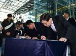 [포토] 권오준 포스코 회장, '민생구하기 서명운동' 동참