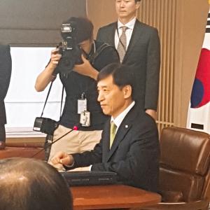 '금리인상' 거세게 몰아붙이는 정부…韓銀 독립성 '논란'