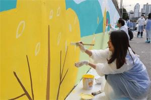 동아쏘시오 임직원, 청량리역 일대서 '벽화 그리기' 봉사