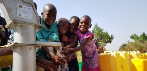 이랜드, '세계 물의 날' 맞아 우간다에 식수 기금 전달