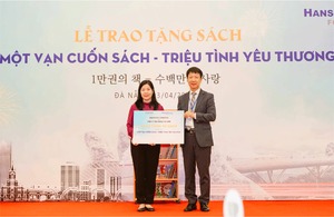 한세실업, 5년간 베트남 초등학교에 책 5만권 기증