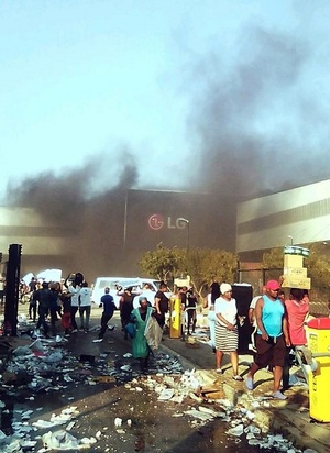 남아공 대규모 폭동·방화에 LG전자 공장 전소