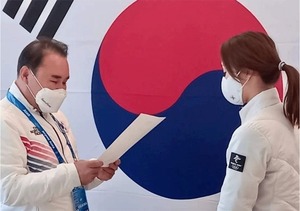 [CEO&뉴스] 윤홍근 제너시스BBQ 회장, 가맹점 상생도 '페어플레이'