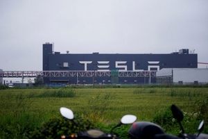 中 전기차 기업 샤오펑 CEO "5월 중국 車생산 전면 중단 가능성"