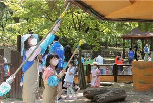 동아쏘시오 가족, 서울대공원 벽화 그리기 봉사