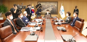 금통위 주재하는 이창용 한국은행 총재
