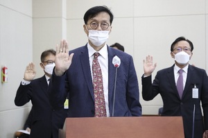 국감장서 선서하는 이창용 한국은행 총재