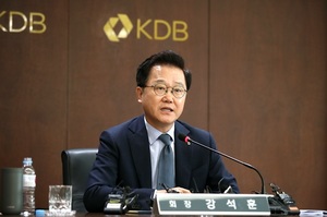 [CEO&뉴스] '절반의 성공' 강석훈 산은 회장, 리더십 시험대