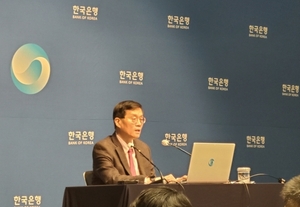 이창용 총재 "상반기 중 금리인하 어려워···인하 논의 시기상조"
